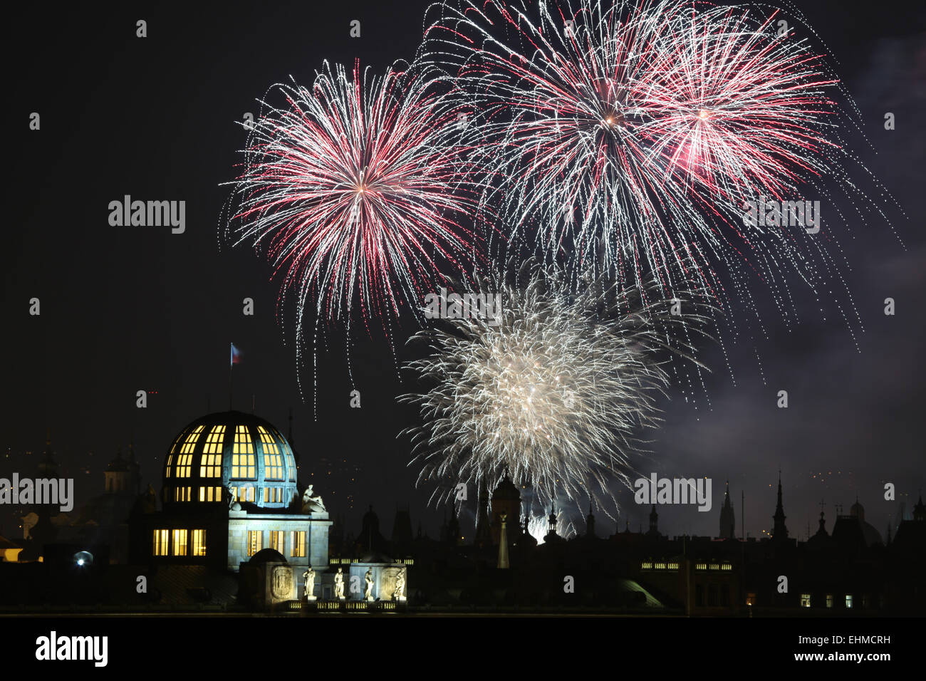 Nouvelle Année d'artifice sur Prague, République tchèque, le 1 janvier, 2013. Banque D'Images