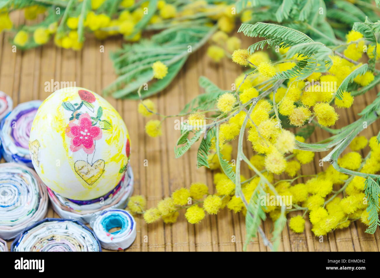 Decoupage peint à la main et oeufs de Pâques fleurs mimosa Banque D'Images