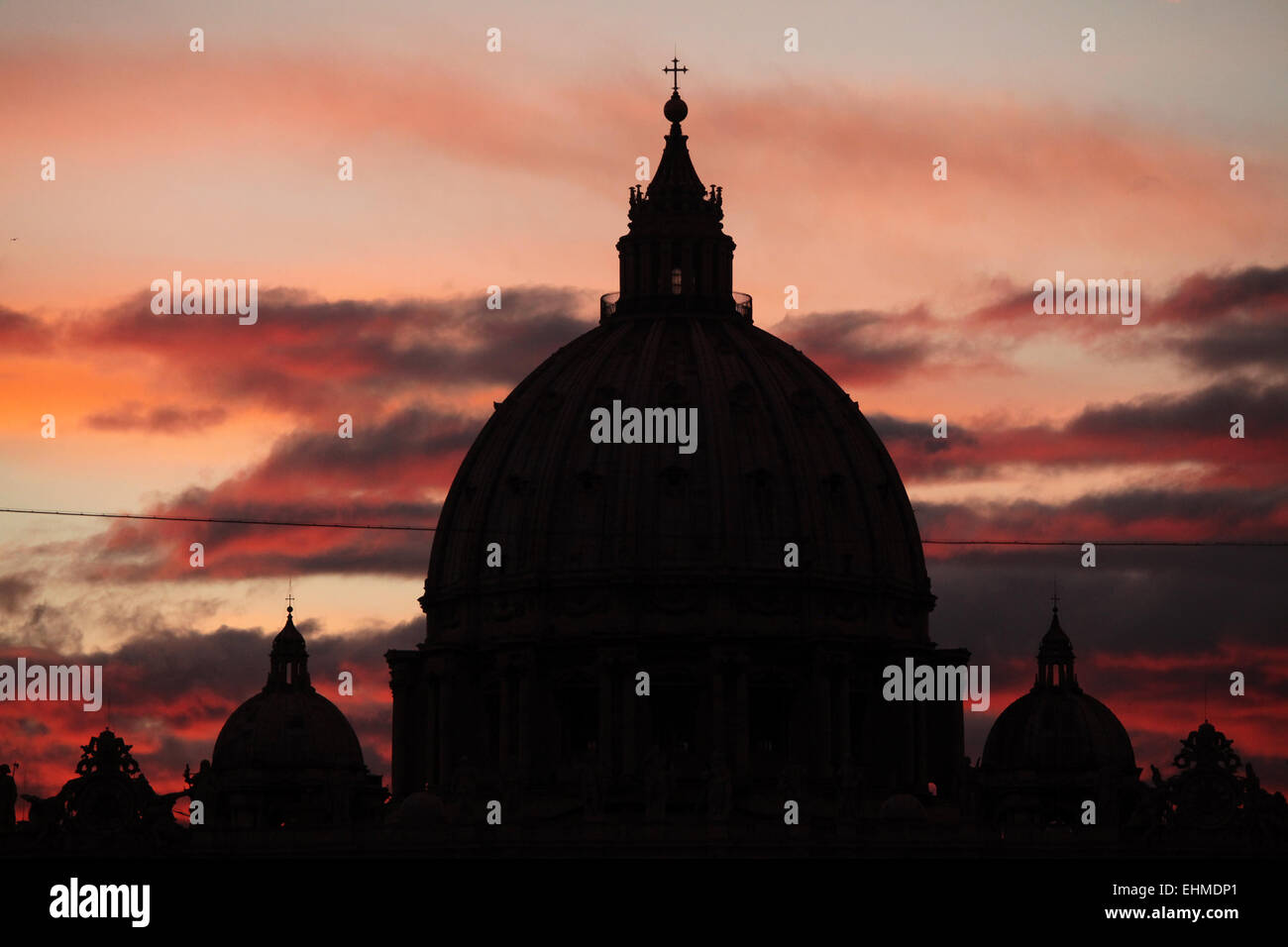 Coucher de soleil sur le dôme de la Basilique Saint Pierre au Vatican à Rome, Latium, Italie. Banque D'Images