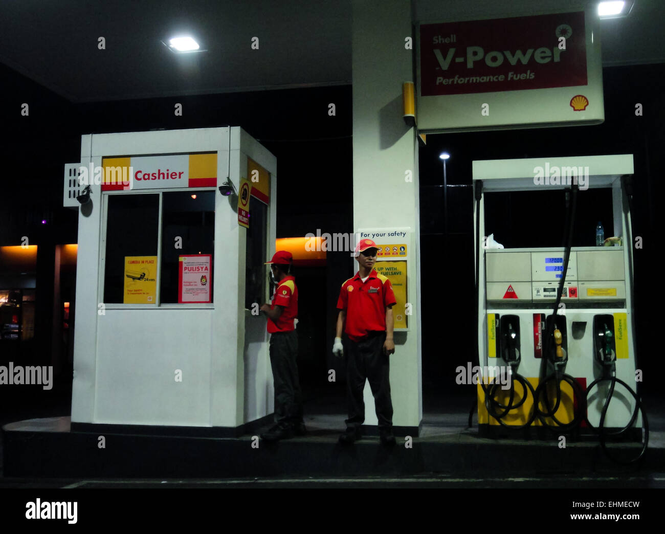 Gaz philippins préposés d'attente à une station le long de G. Araneta Avenue. © Richard James Mendoza/Pacific Press/Alamy Live News Banque D'Images