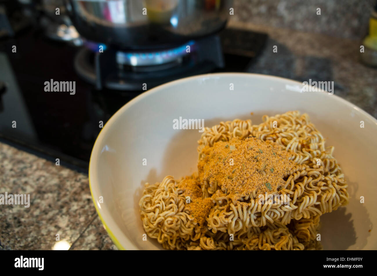 Nouilles instantanées de l'eau bouillante de cuisson cuisinière gaz Banque D'Images