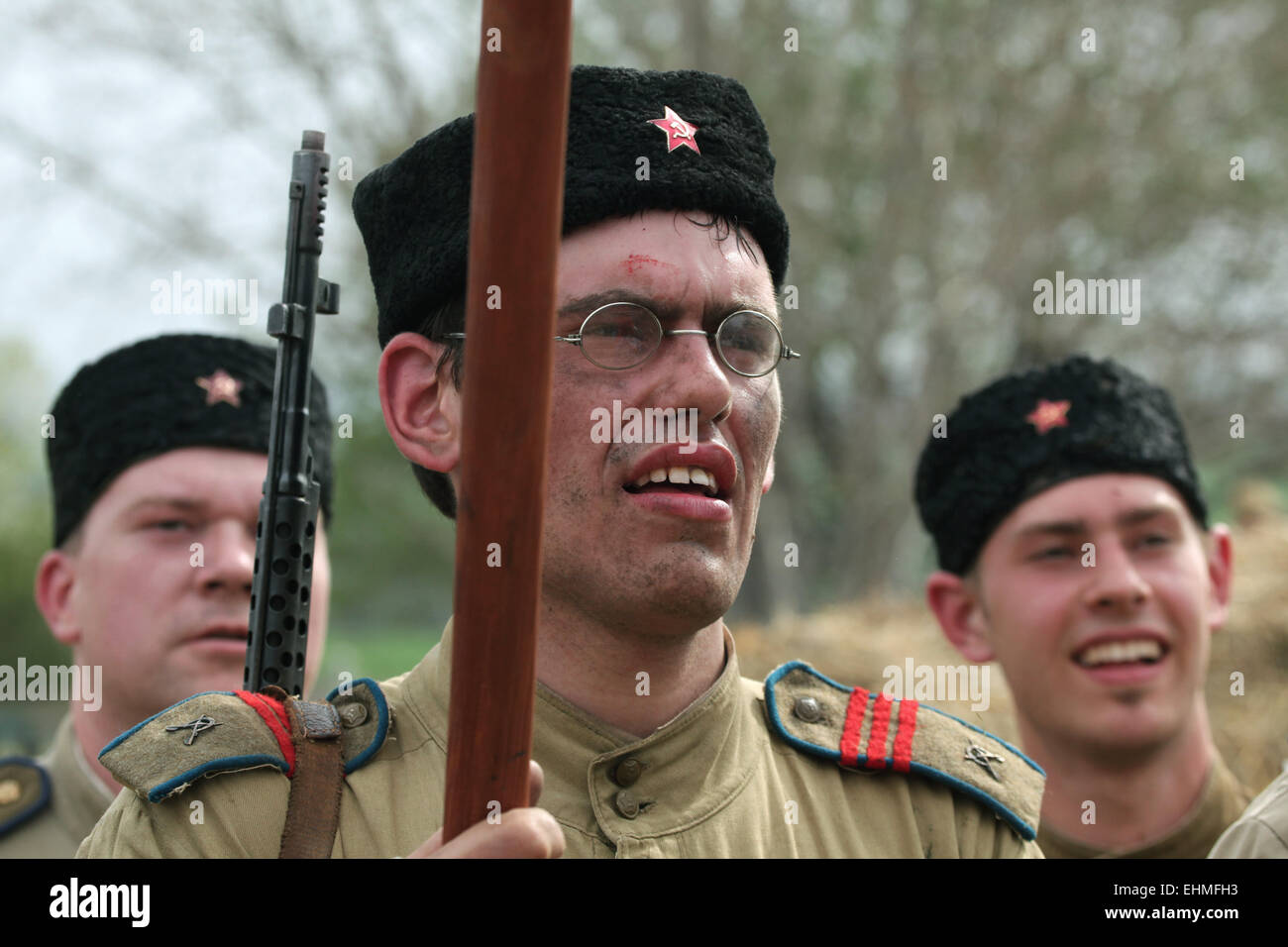 De reconstitution historique habillés en soldats soviétiques assister à la reconstitution de la bataille à Orechov (1945), près de Brno, République tchèque. La bataille de Orechov en avril 1945 a été la plus grande bataille de chars dans les derniers jours de la Seconde Guerre mondiale, en Moravie du Sud, la Tchécoslovaquie. Banque D'Images