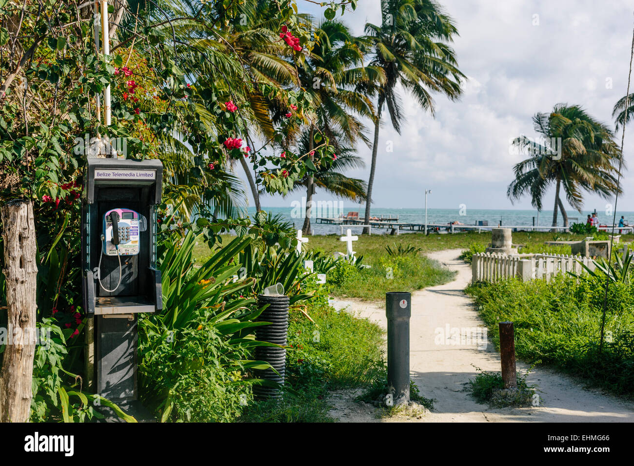 Caye Caulker Cemetary par la plage et des cabines téléphoniques Banque D'Images