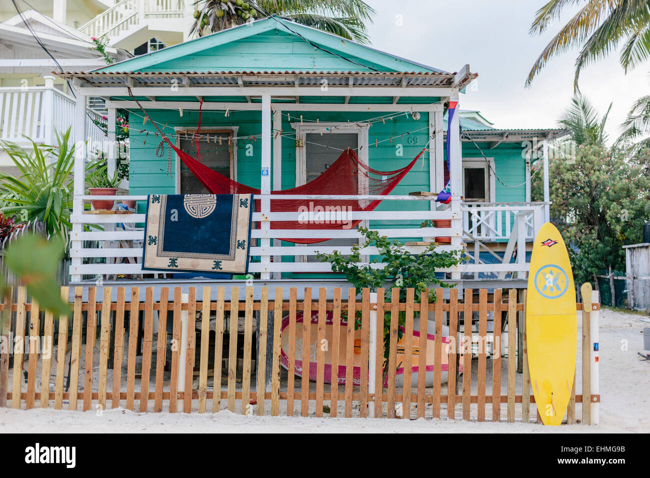 Surfeur coloré Hut sur Caye Caulker, Belize Banque D'Images