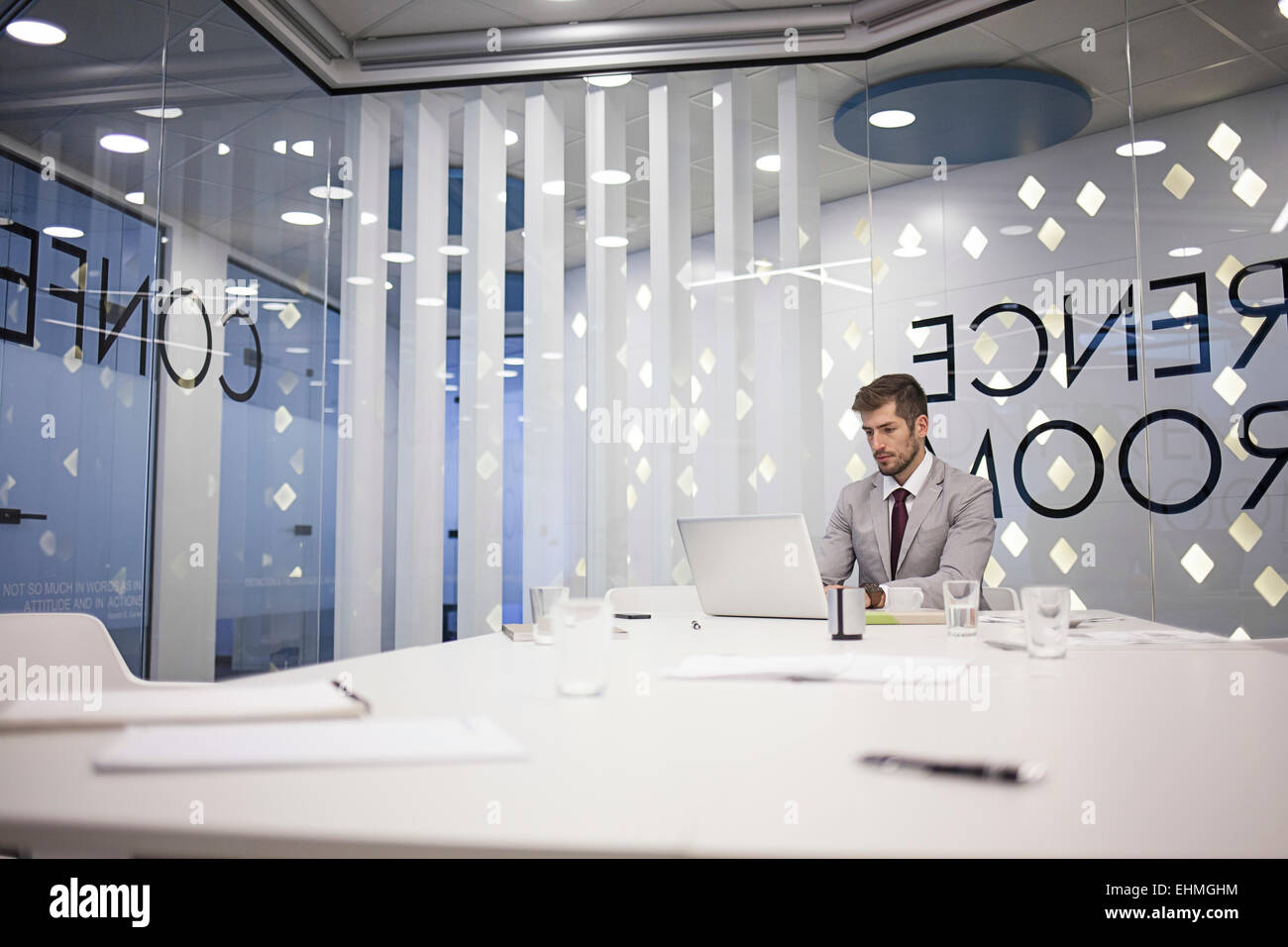 Caucasian businessman working in conference room Banque D'Images