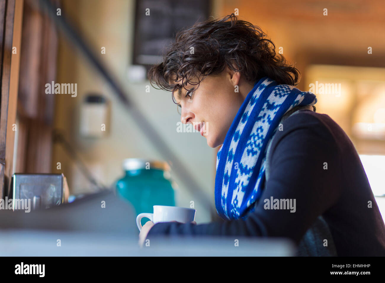 Mixed Race woman in cafe Banque D'Images