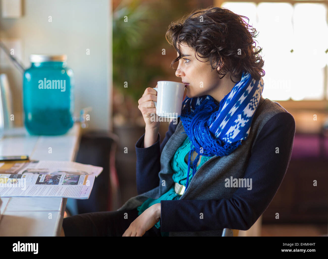 Mixed Race woman in cafe Banque D'Images
