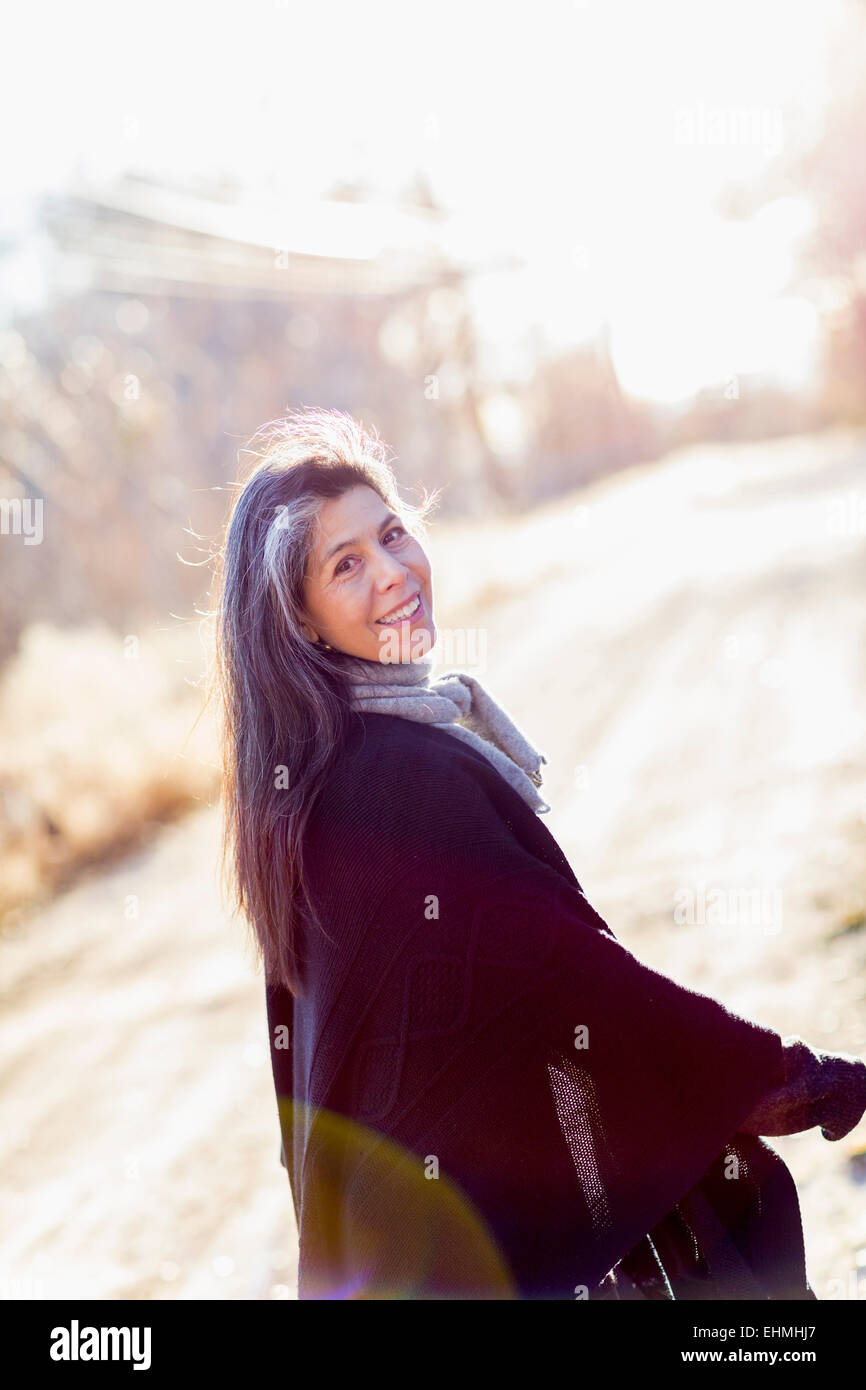 Plus Hispanic woman walking outdoors Banque D'Images