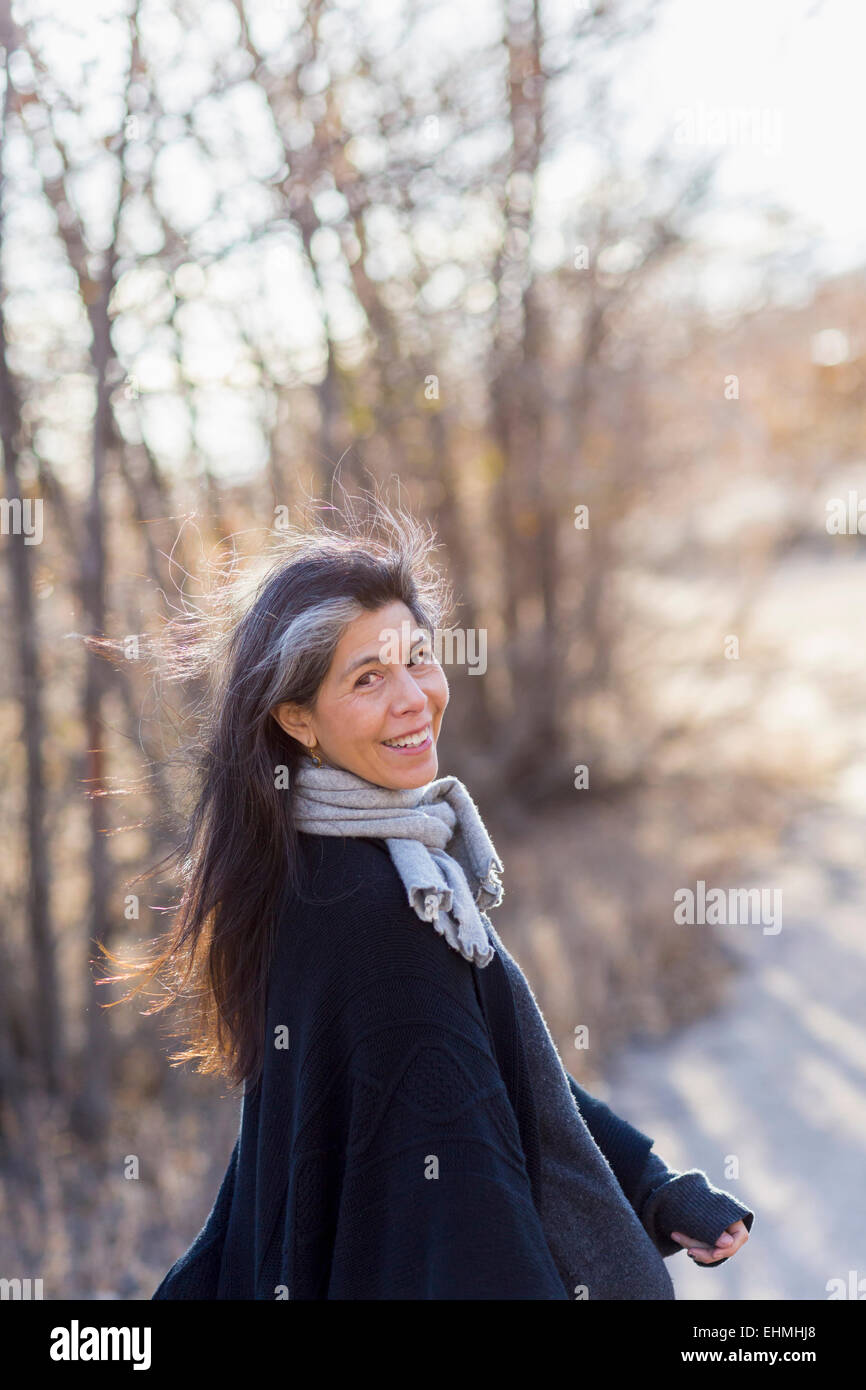 Plus Hispanic woman walking outdoors Banque D'Images