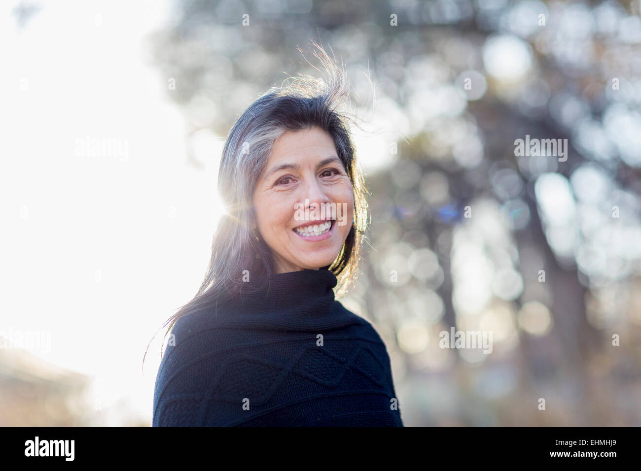 Plus Hispanic woman smiling outdoors Banque D'Images