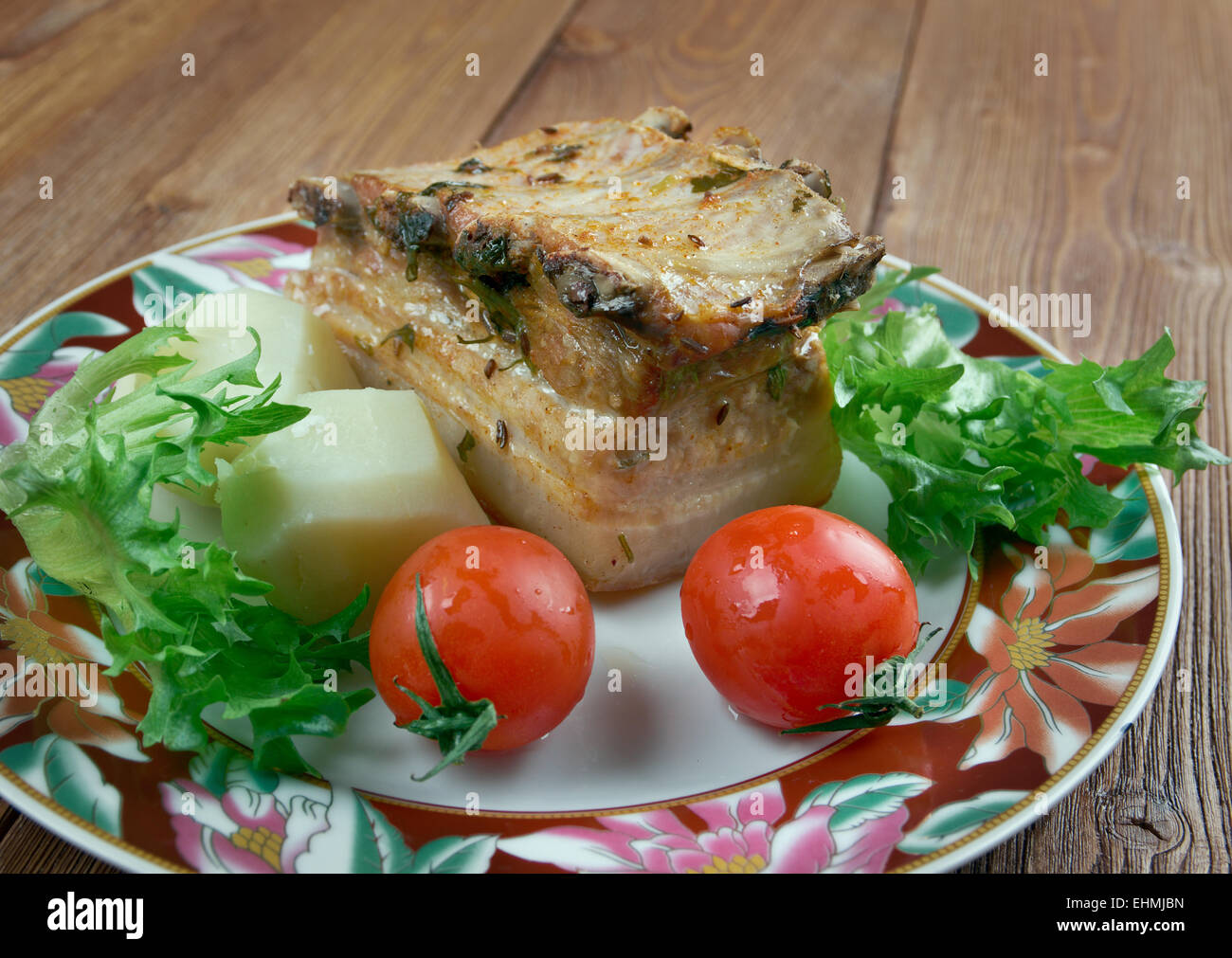 Flanc de porc rôti avec salade et légumes Banque D'Images