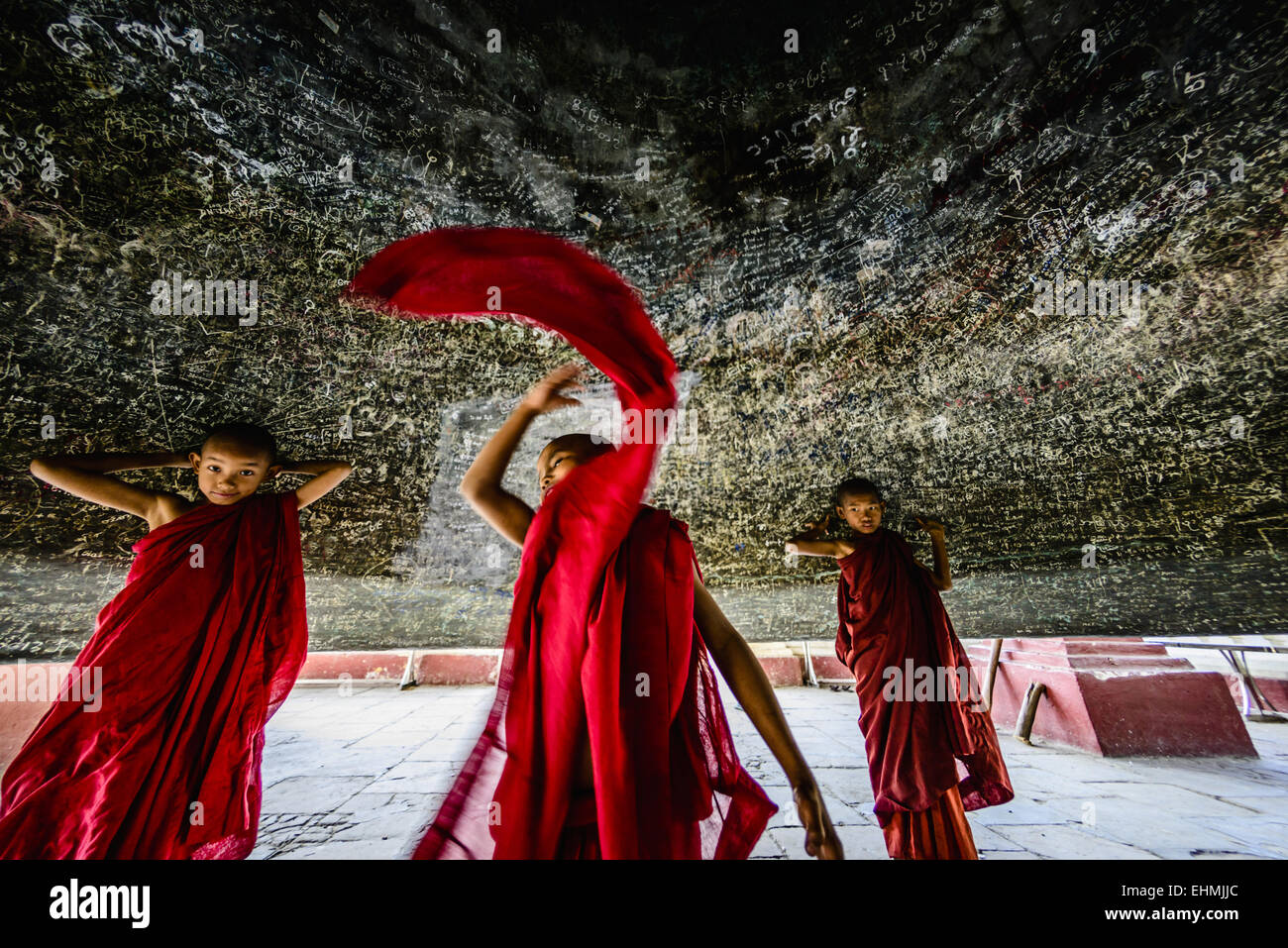 Les moines d'Asie la danse de temple historique, Myanmar, Mandalay, Mingun Banque D'Images