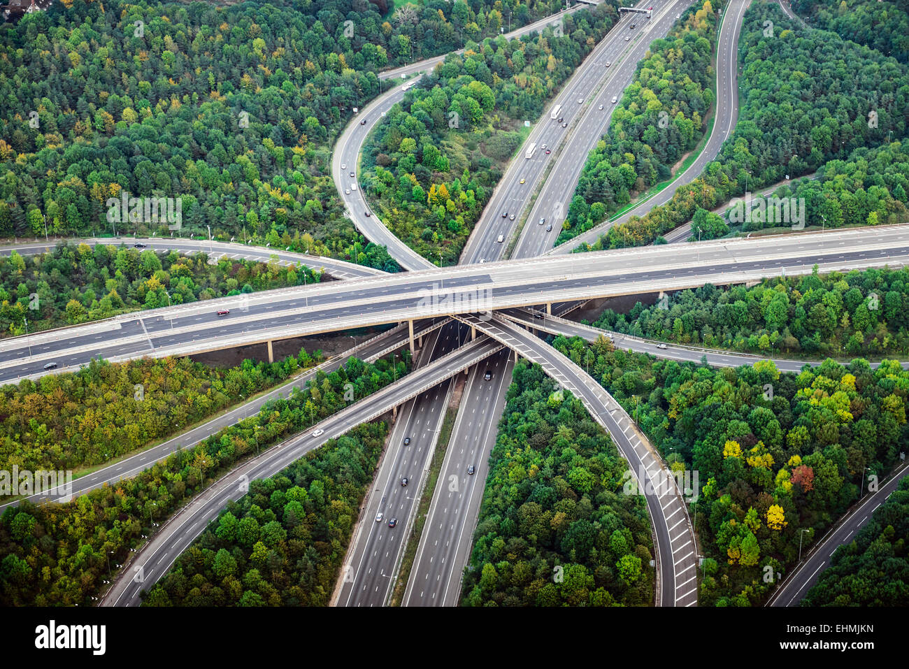 Vue aérienne de l'intersection des autoroutes à proximité d'arbres, Londres, Angleterre Banque D'Images