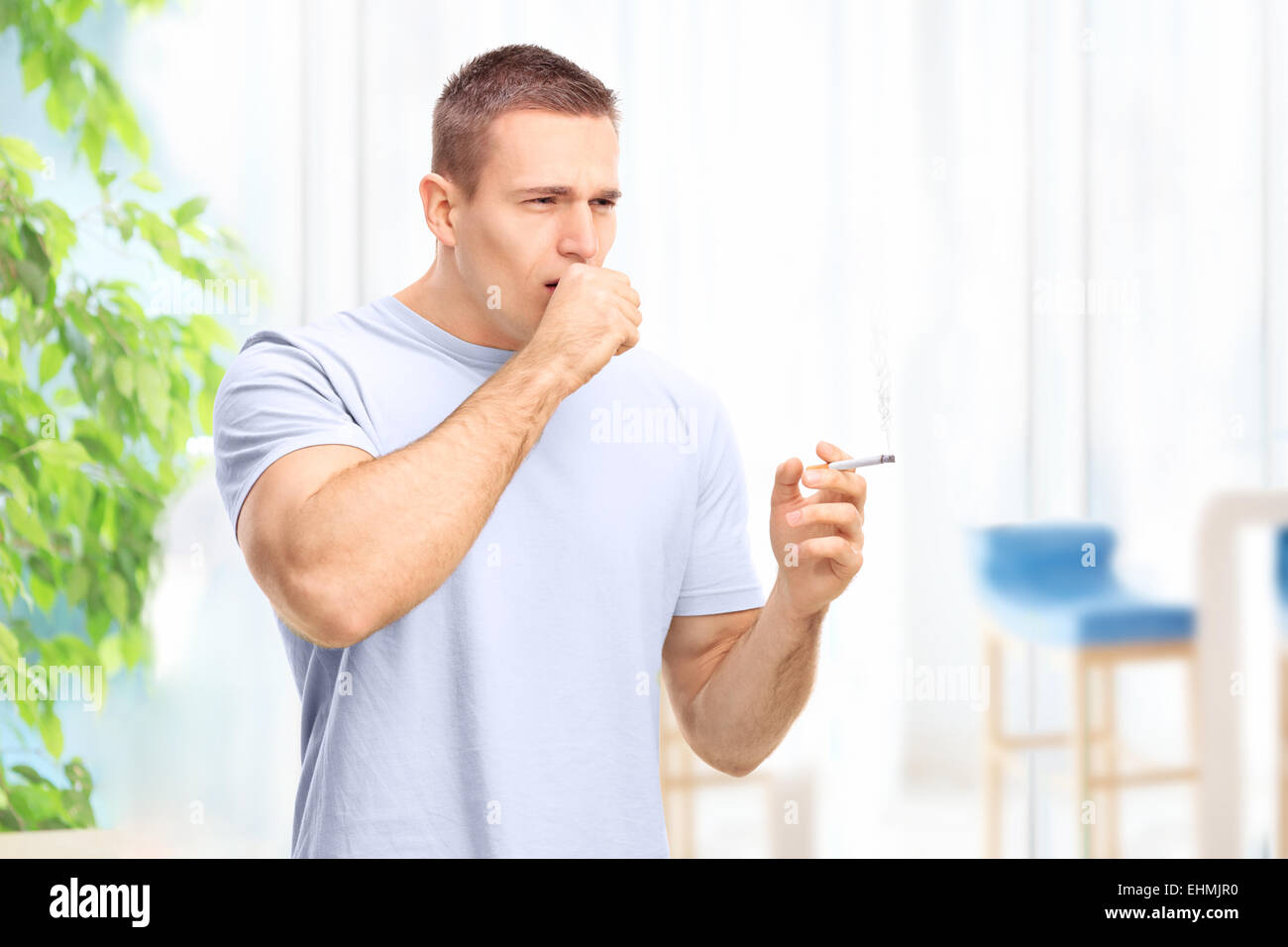 Jeune homme fume une cigarette et la toux isol sur fond blanc Photo Stock - Alamy Jeune homme fume une cigarette et la toux isol sur fond blanc Photo Stock - Alamy