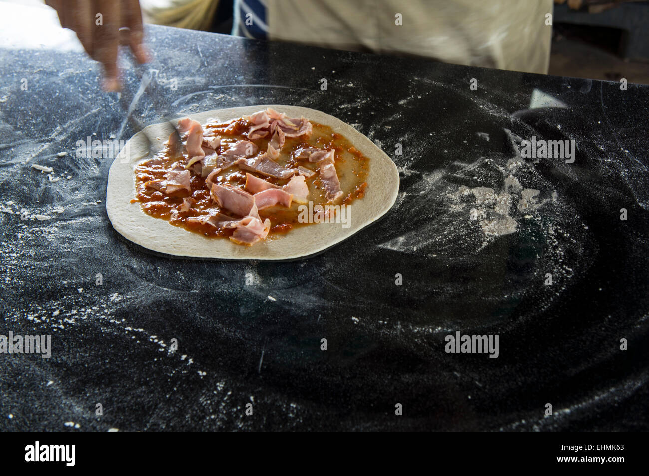 Brûler au feu de bois pizza sauce cheminée Banque D'Images