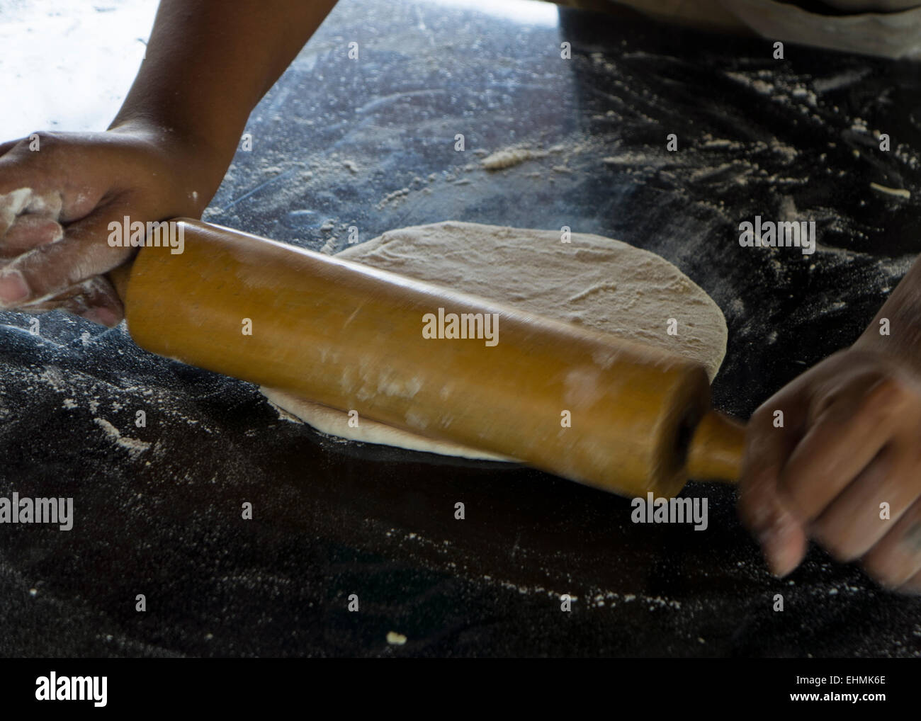 Brûler au feu de bois pizza sauce cheminée Banque D'Images