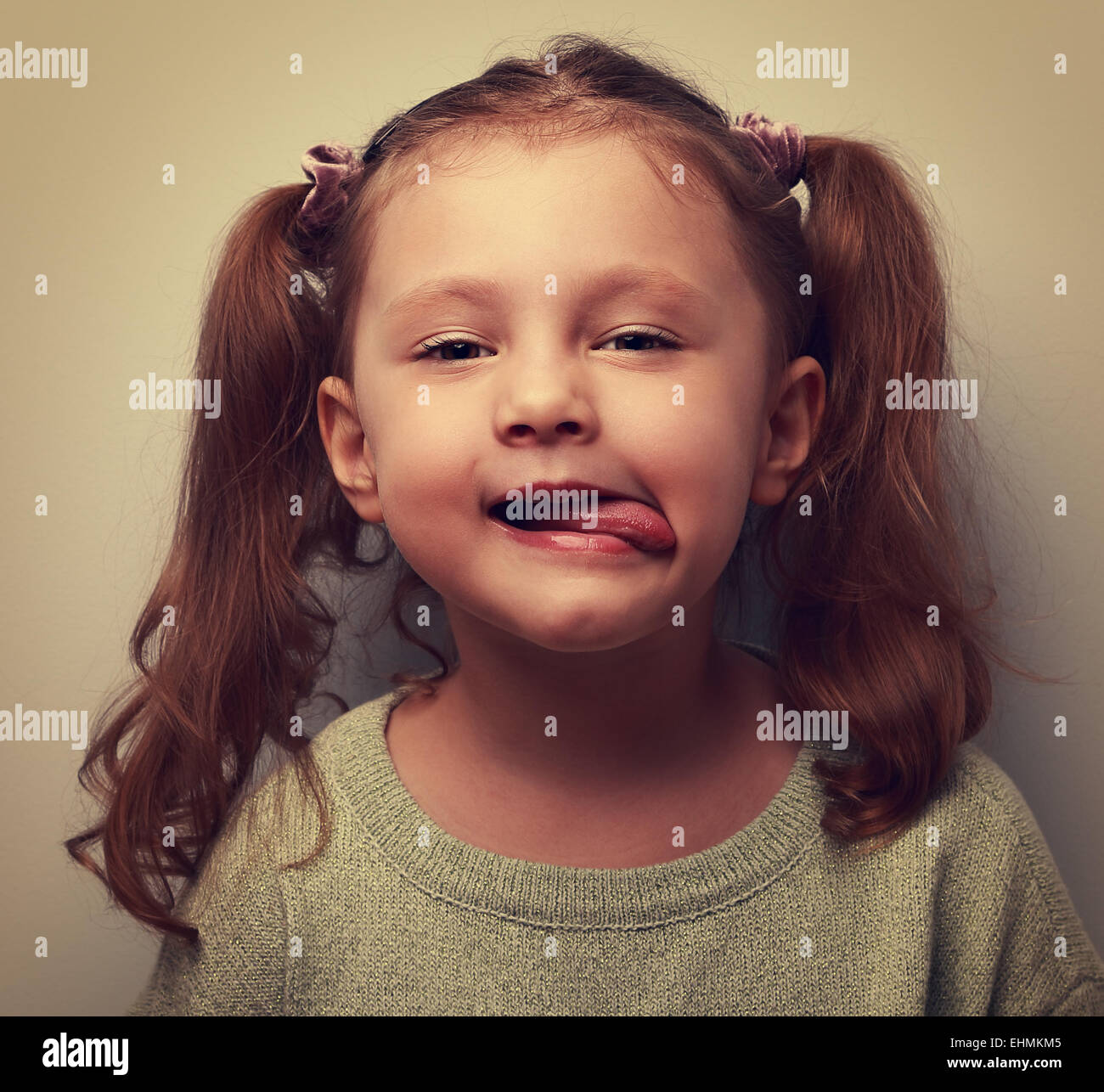 Funny kid girl montrant la langue. Cool joke de l'enfant. Vintage