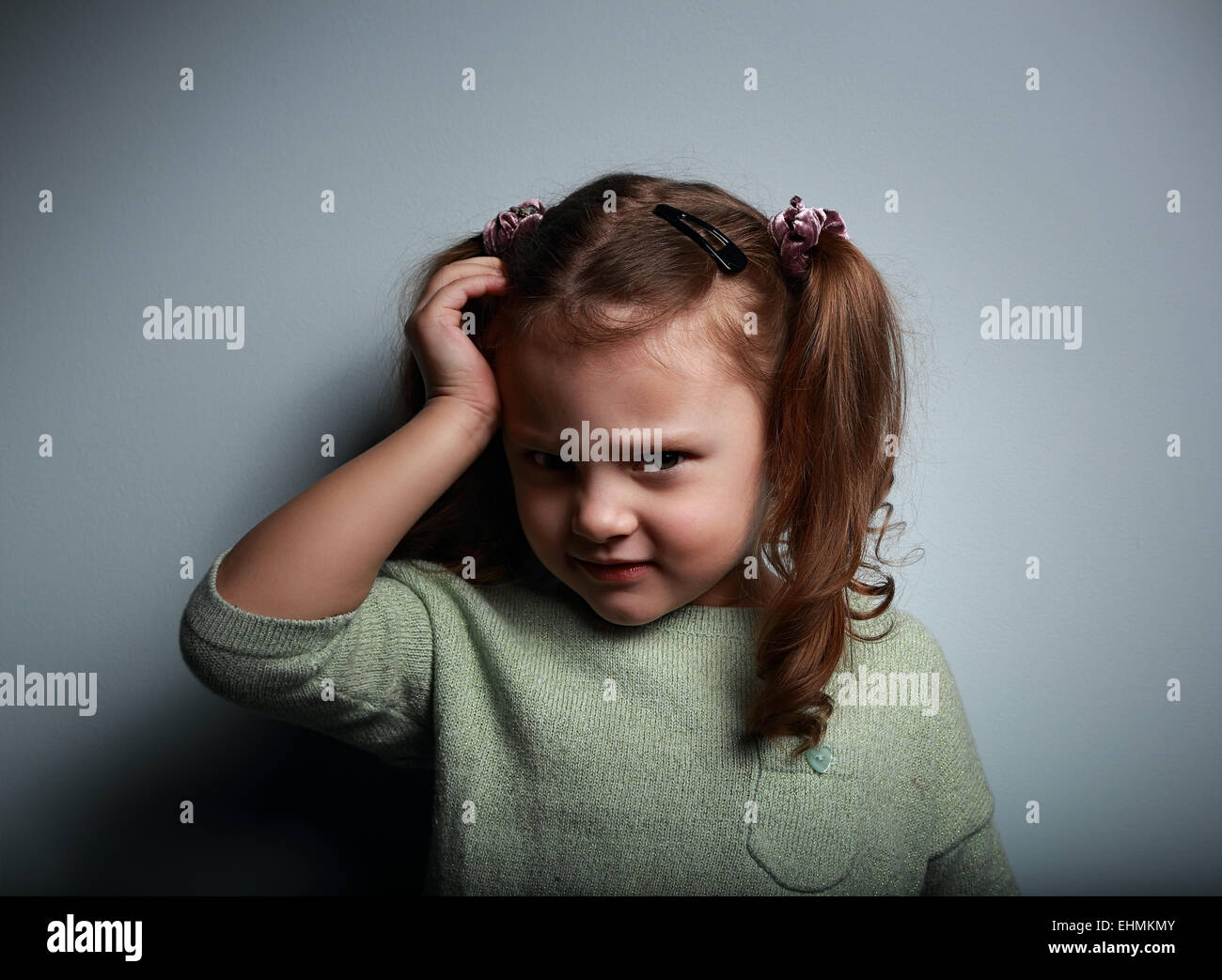 Triste Enfant Fille Avec Des Maux De Tete A La Malheureux Sur Fond Sombre Photo Stock Alamy