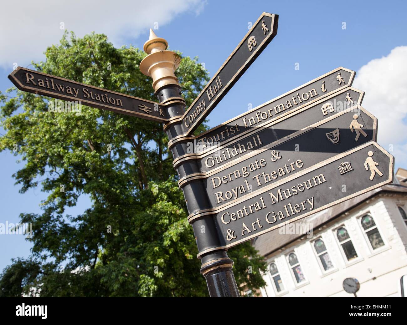 Panneau routier en centre-ville de Northampton, Guildhall, théâtre, bibliothèque, musée, galerie d'art Banque D'Images