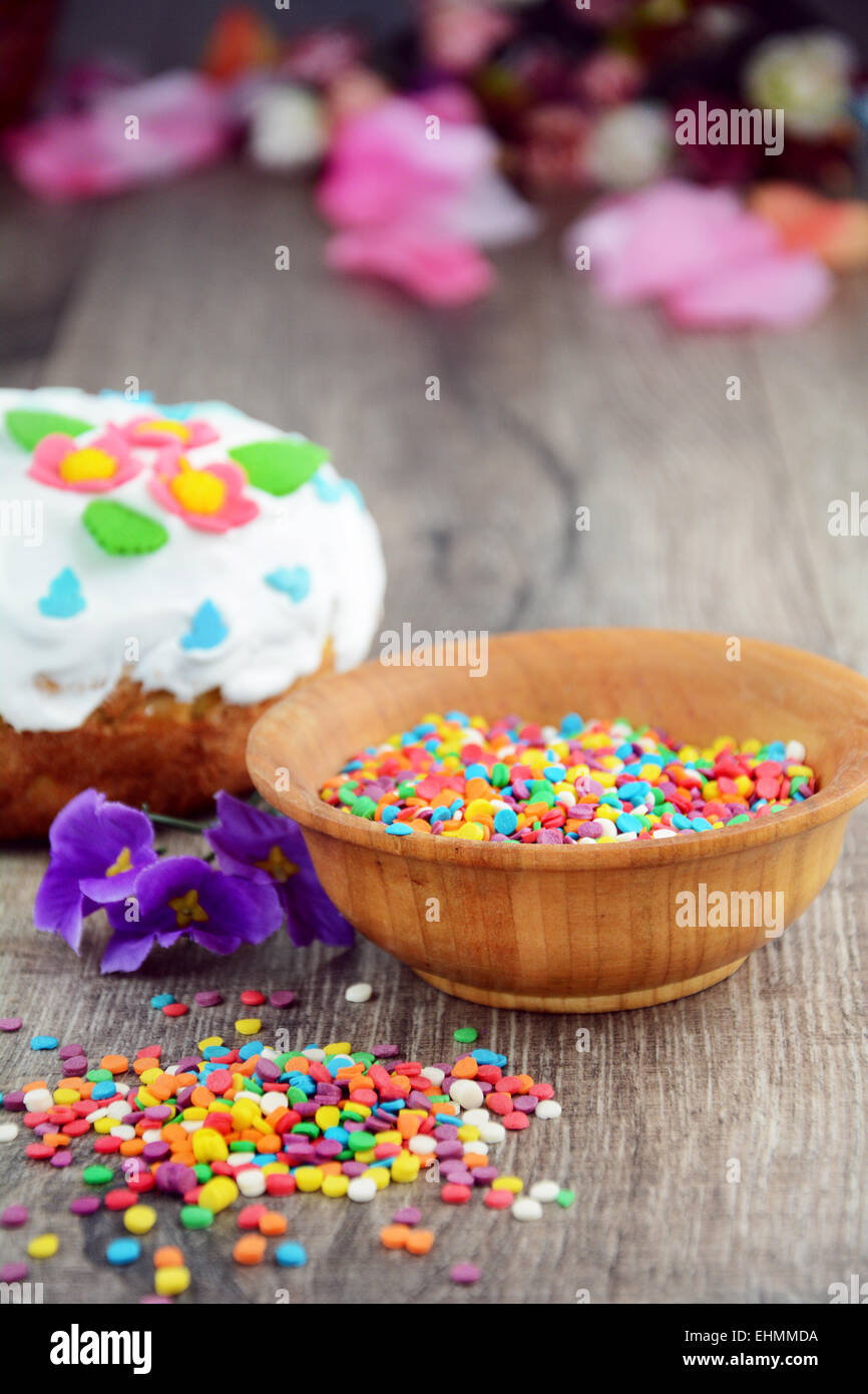 Gâteau de pâques doux et les oeufs sur la table Banque D'Images