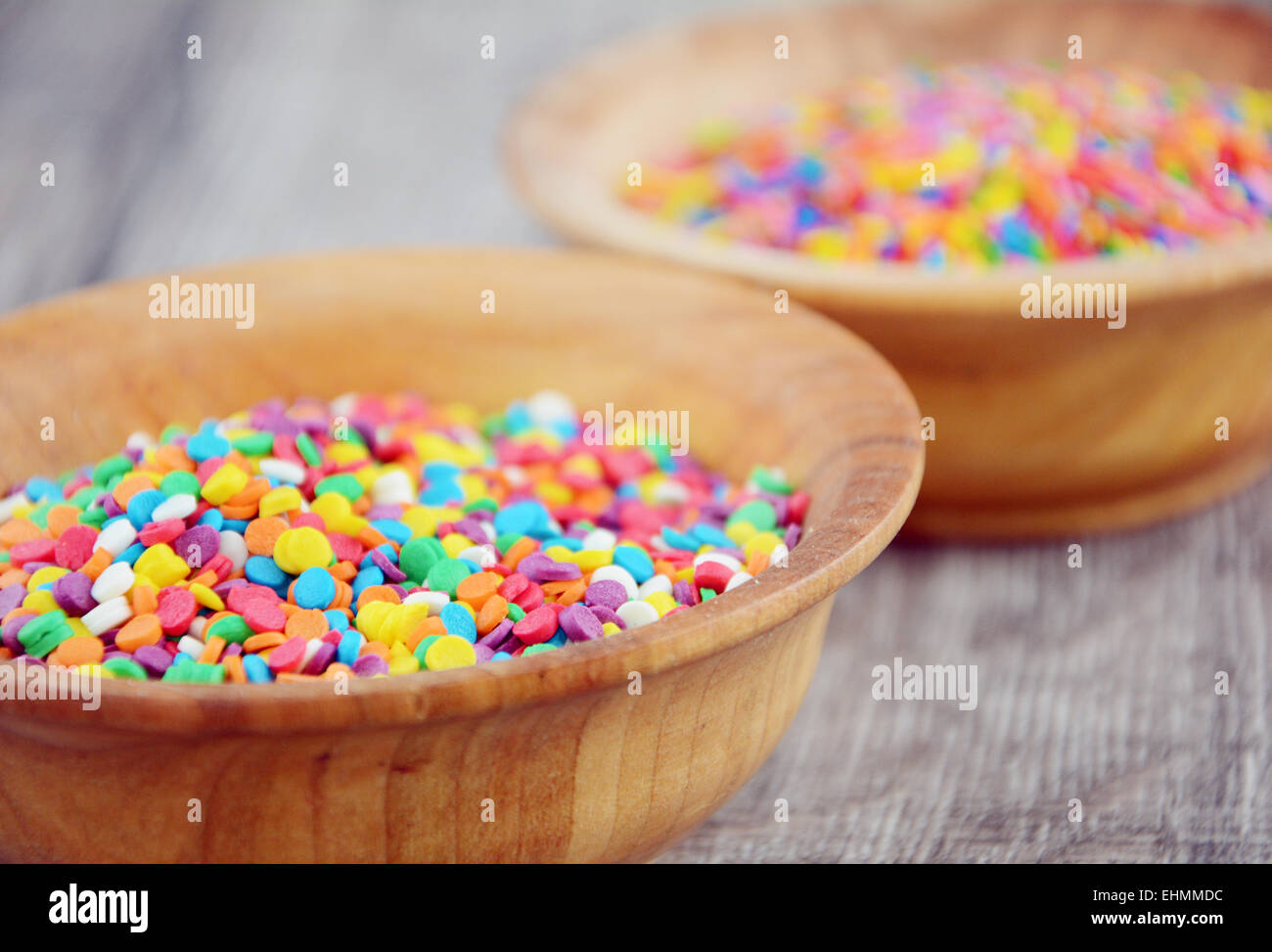 Sprinkles colorés dans le bol sur la table Banque D'Images
