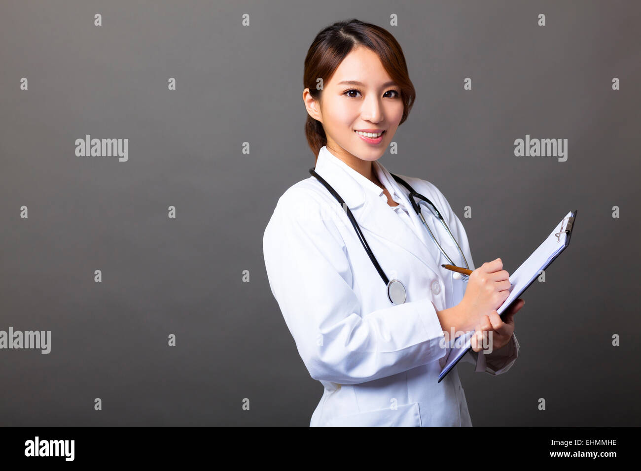 Cheerful female doctor with clipboard Banque D'Images