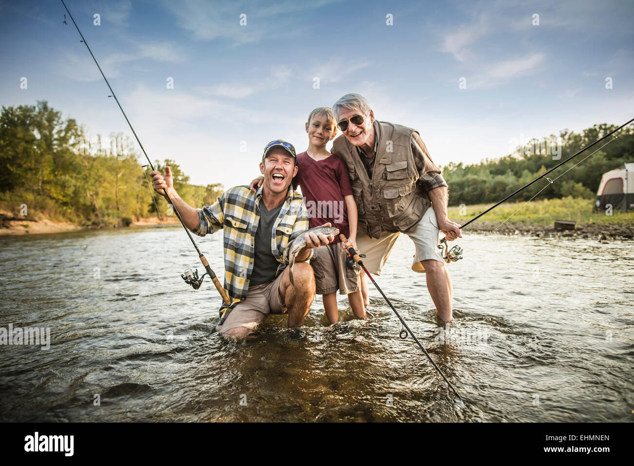 Trois générations d'hommes de race blanche pêche en rivière Banque D'Images