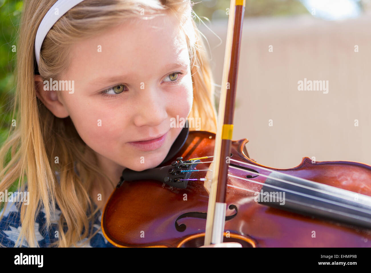 Close up of Caucasian girl playing violin Banque D'Images