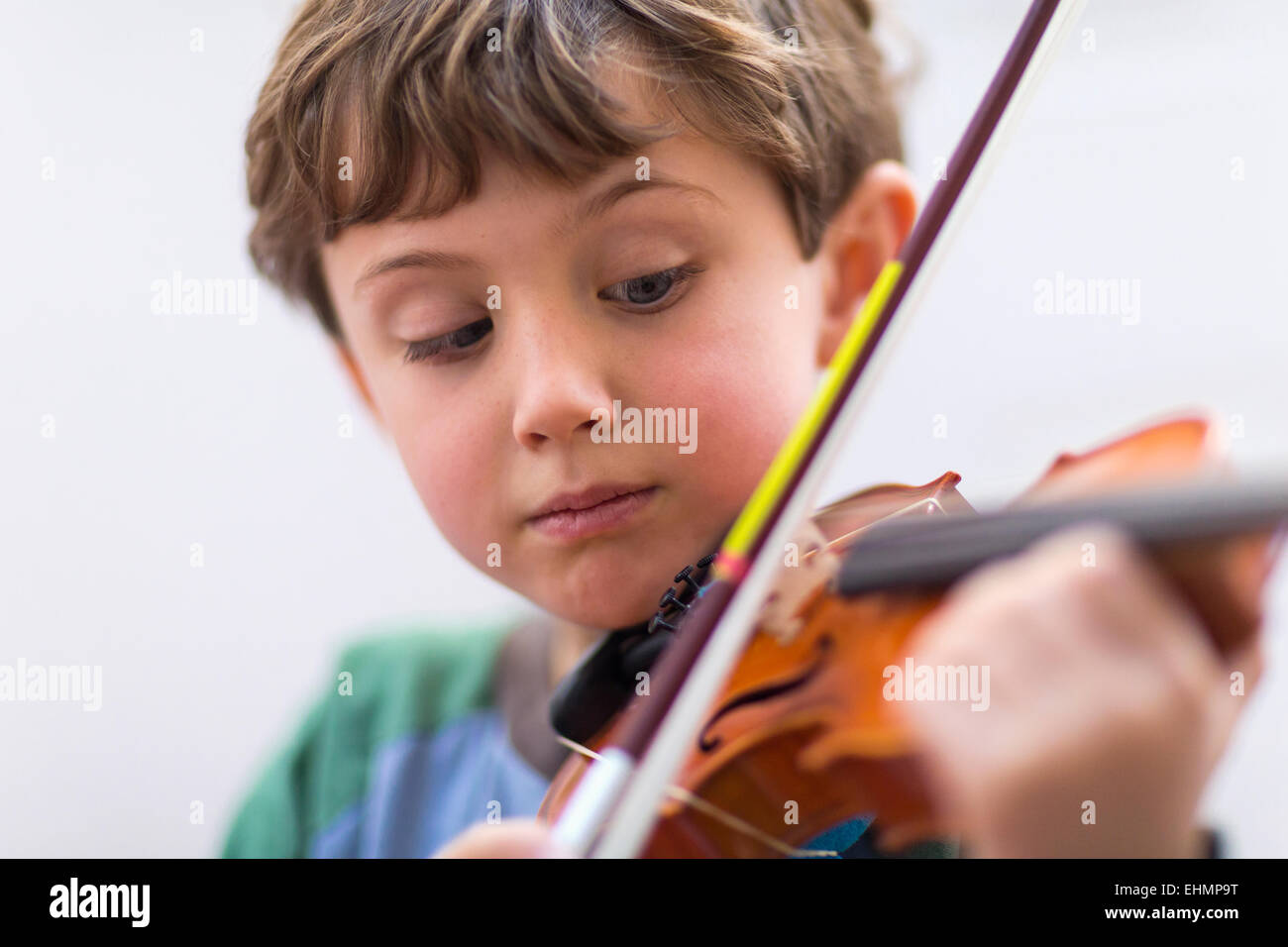 Close up of boy playing violin Banque D'Images