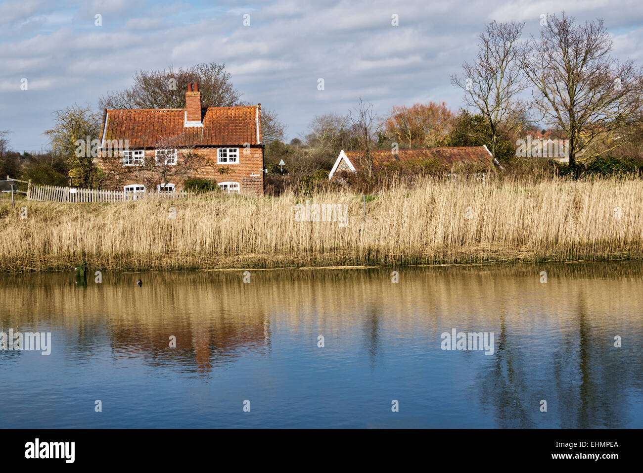 Snape Maltings, Suffolk, UK. La rivière Alde s'exécute au moyen de vastes roselières plein d'échassiers Banque D'Images