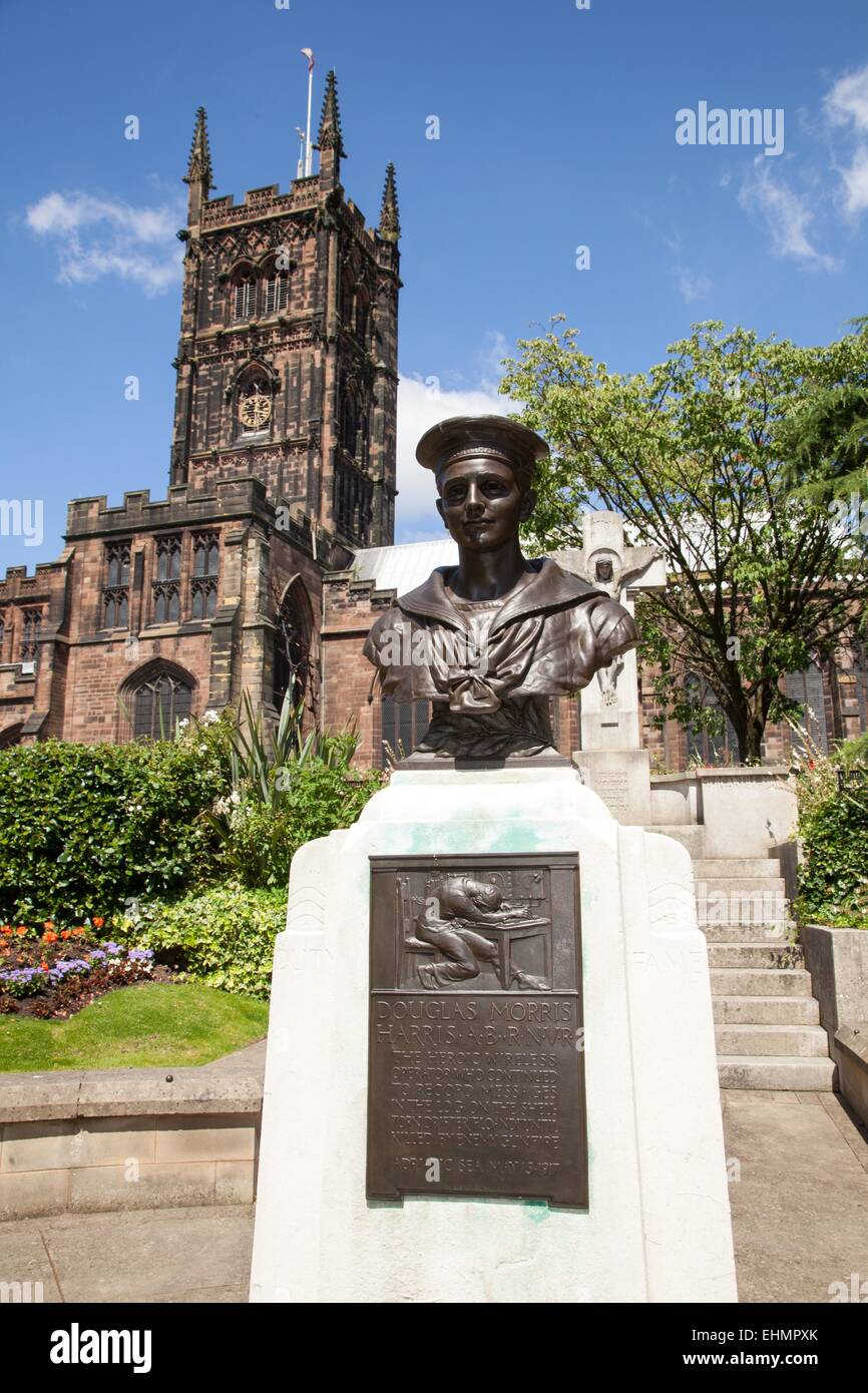 Statue de Douglas Morris Harris l'église Saint Pierre, Wolverhampton. Harris a été un héros de la PREMIÈRE GUERRE MONDIALE, d'un séjour à son poste sous le feu de l'ennemi Banque D'Images