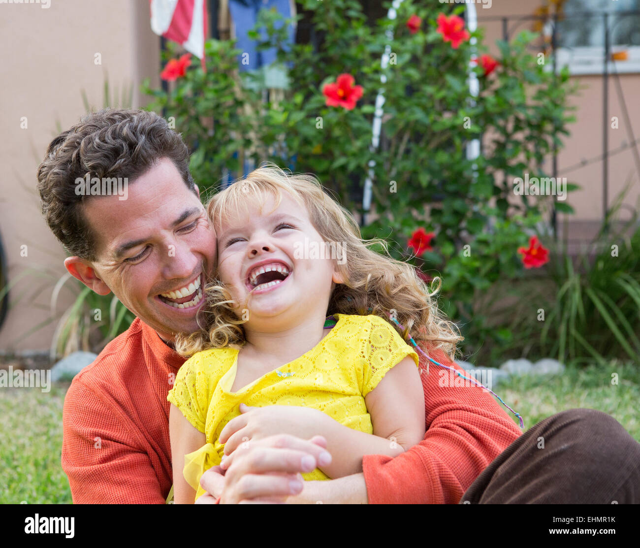 Caucasian father and daughter playing in backyard Banque D'Images