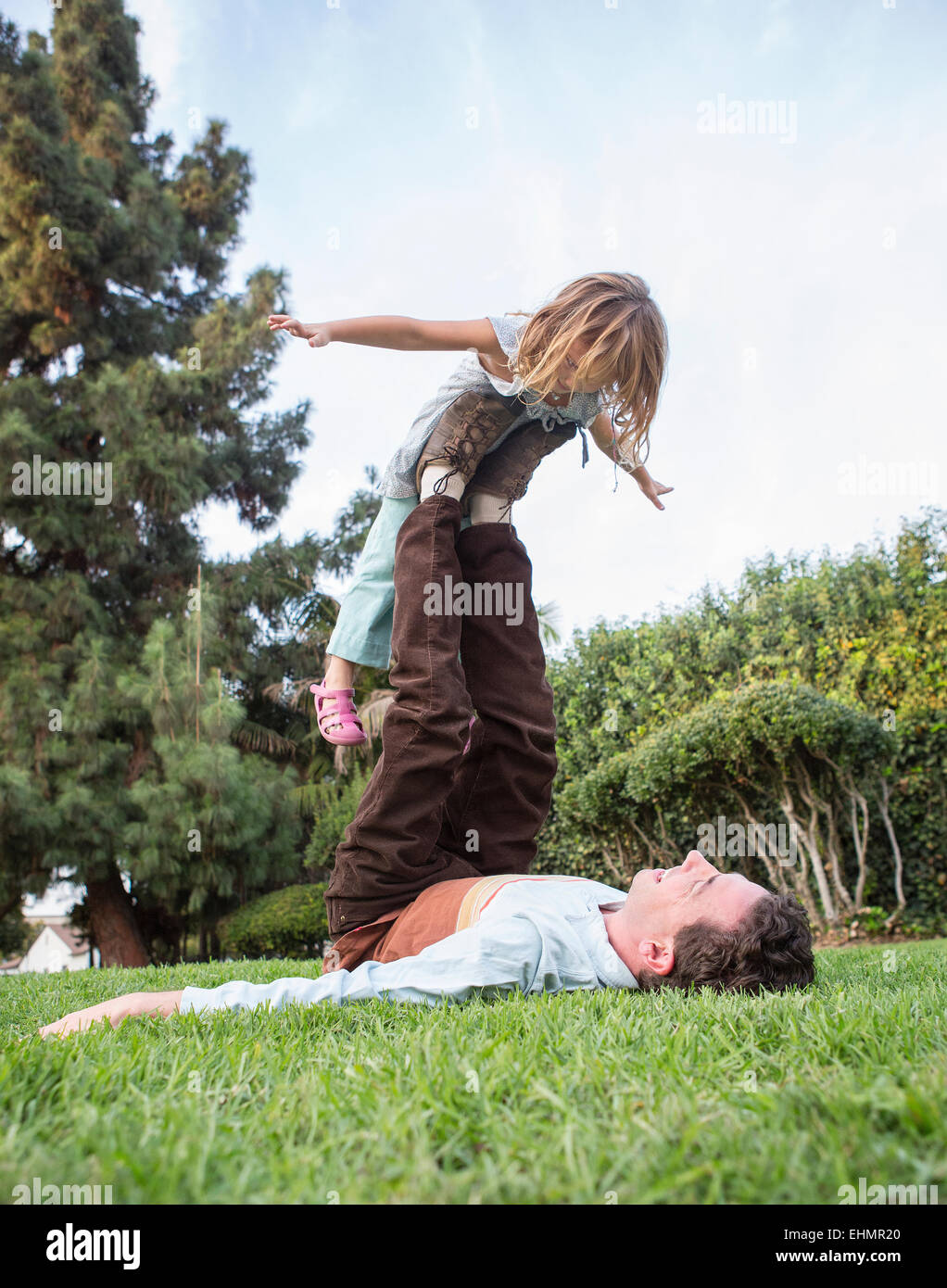 Portrait père et fille jouer dans l'herbe Banque D'Images