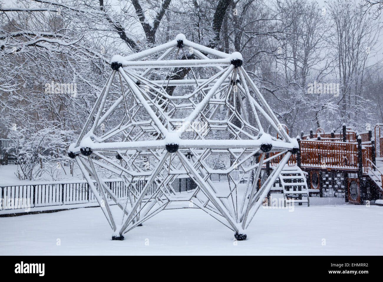 Jungle gym géodésique et d'autres matériel couvert de neige sur une aire de jeux dans Prospect Park, Brooklyn, New York. Banque D'Images