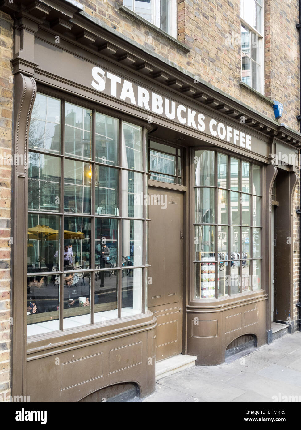 Café Starbucks, en mettre en place avec l'architecture traditionnelle près de Marché de Spitalfields, Londres Banque D'Images