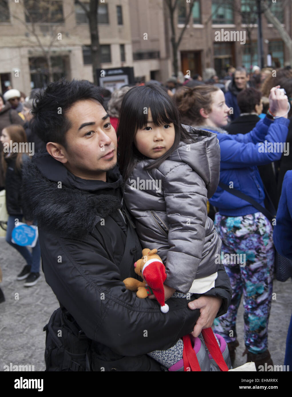 Le père et sa fille à la Journée internationale de la femme mars pour l'égalité parrainé par l'Organisation des Nations Unies à New York. Banque D'Images