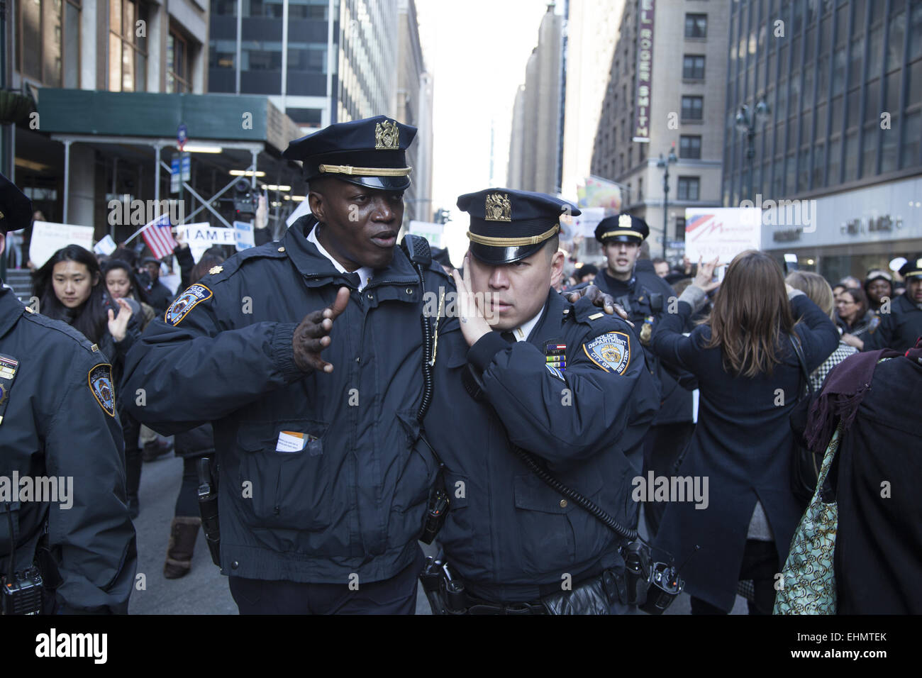 Deux policiers du NYPD sur la rue conversation attribuée à la Journée internationale de la femme à partir de mars l'Organisation des Nations Unies à Times Squ Banque D'Images