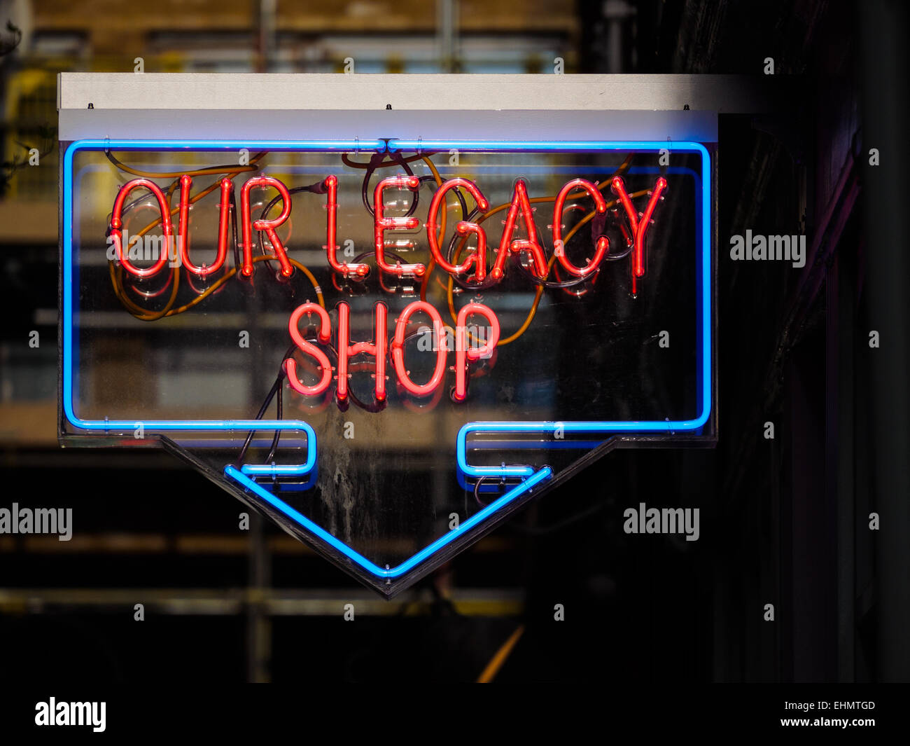 Une affiche au néon à l'extérieur de la 'legacy' Notre store de Soho Londres Banque D'Images