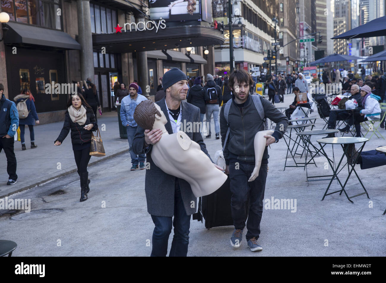 Les hommes marcher avec pièces mannequin sur Broadway par Macy's Dept. Store à Manhattan, New York. Banque D'Images