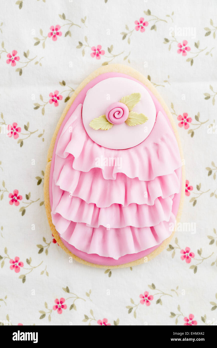 Gros oeufs de Pâques avec des biscuits au sucre rose fondantes et pink ruffles Banque D'Images