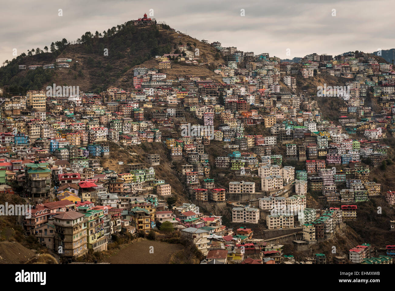 L'étalement urbain au pied de l'Himalaya dans le district de Shimla, Himachal Pradesh, Inde Banque D'Images