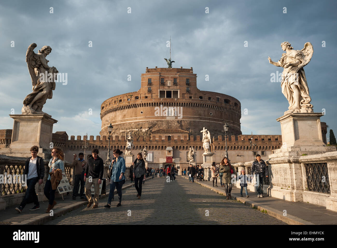 Statue de l'Ange avec le Garment et Dice, à gauche, et Ange avec les ongles sur le Ponte Sant'Angelo et Castel Sant'Angelo, Rome, Lazio, Italie. Banque D'Images