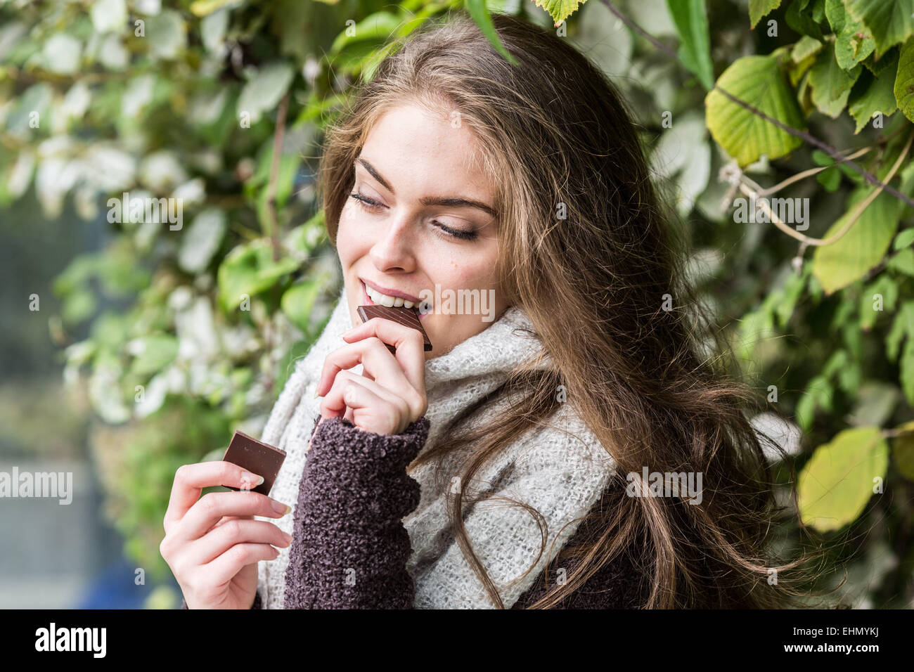 Femme de manger du chocolat. Banque D'Images
