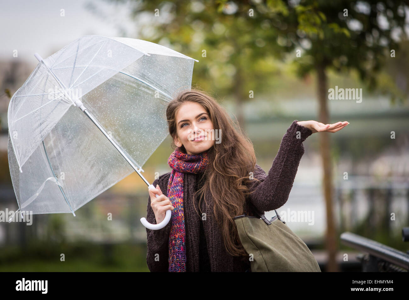Femme avec parapluie Banque de photographies et d'images à haute résolution  - Alamy