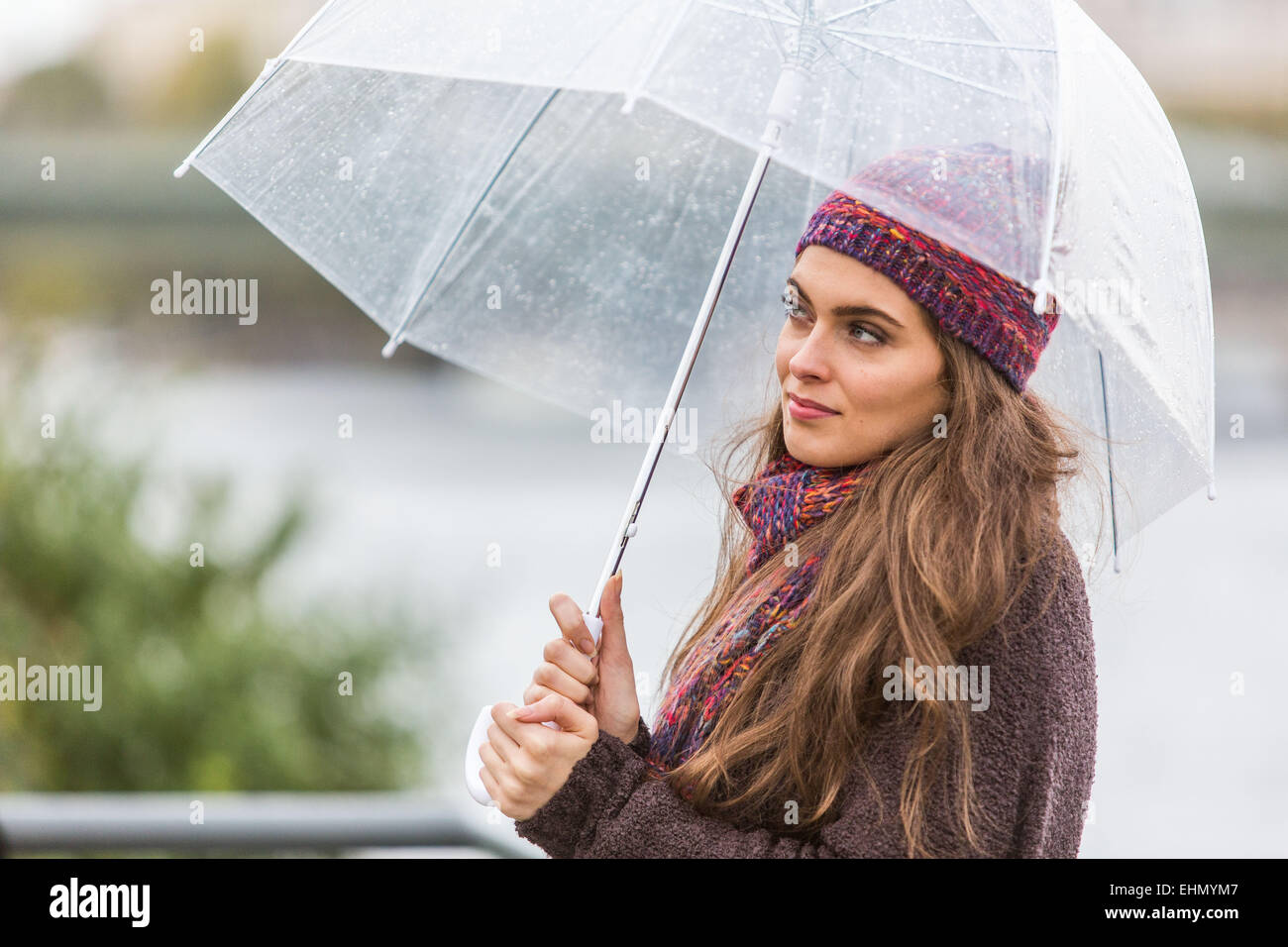 Femme sous un parapluie. Banque D'Images