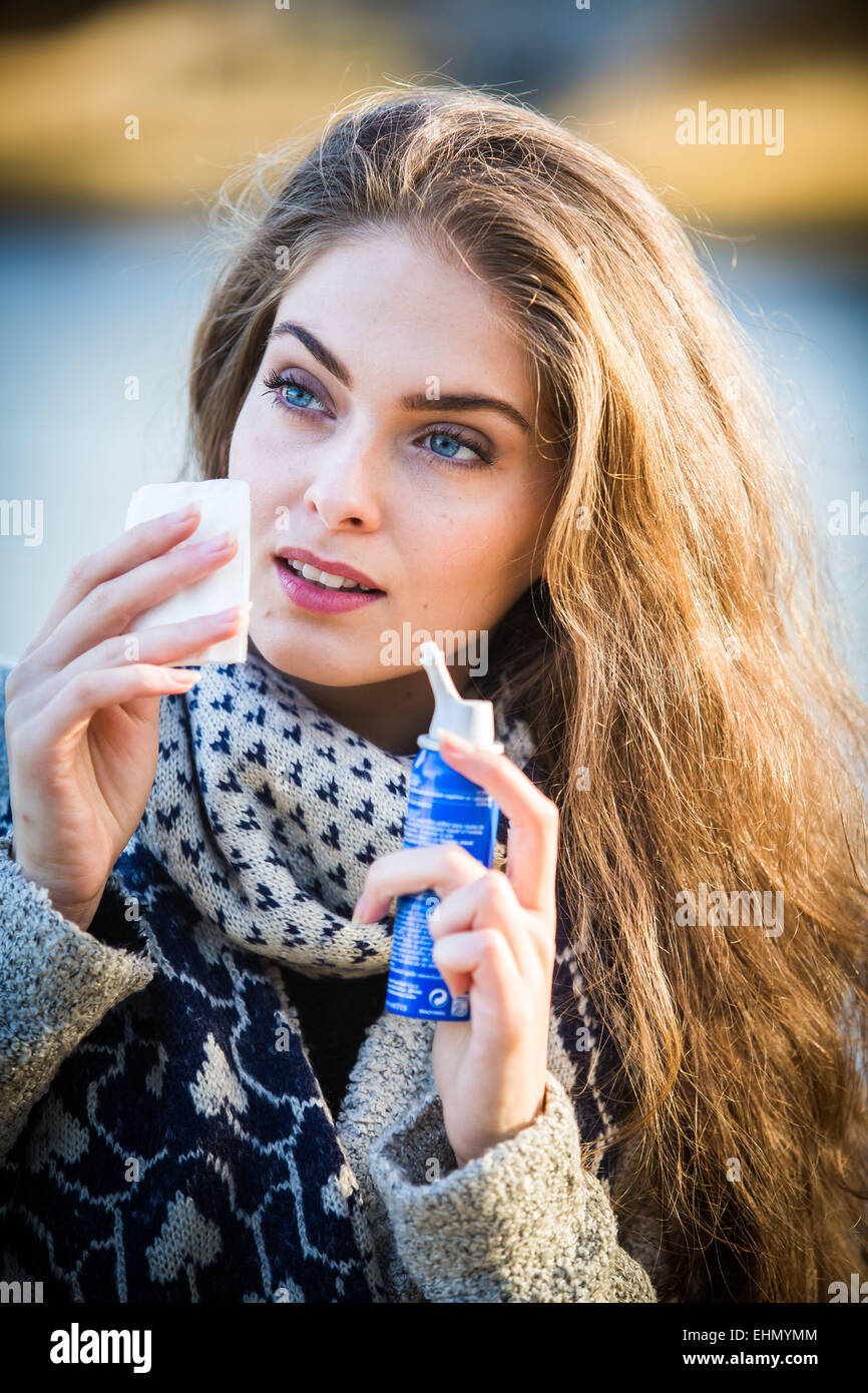 Femme à l'aide d'un jet d'eau de mer stérile. Banque D'Images