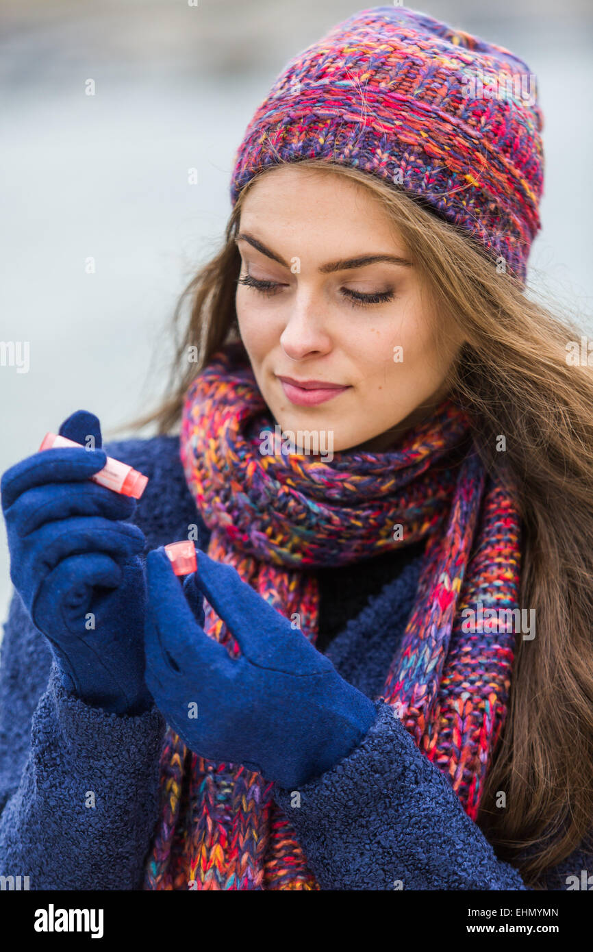 Femme de prendre la médecine homéopathique. Banque D'Images