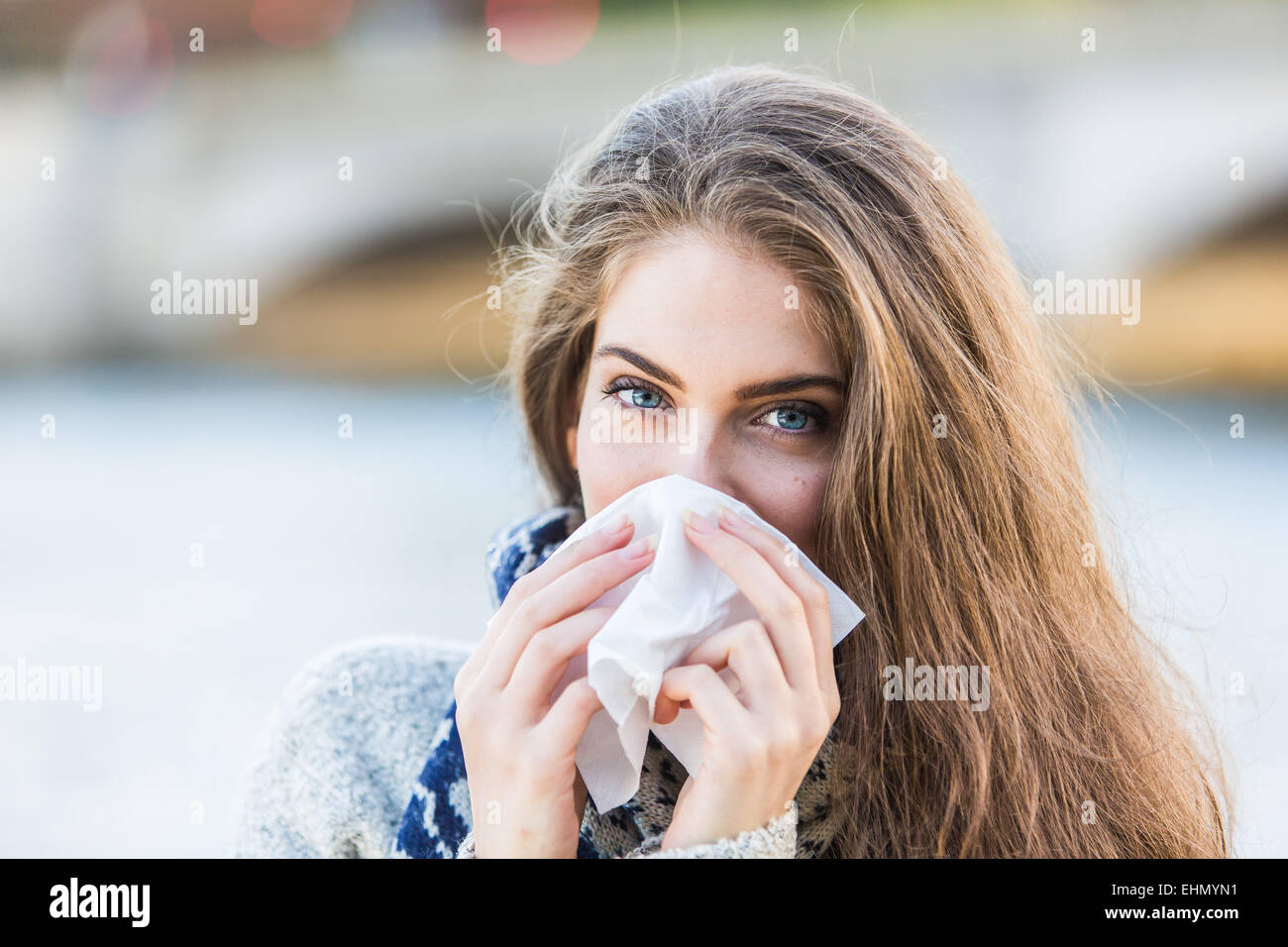 Femme avec une froide en utilisant des tissus. Banque D'Images