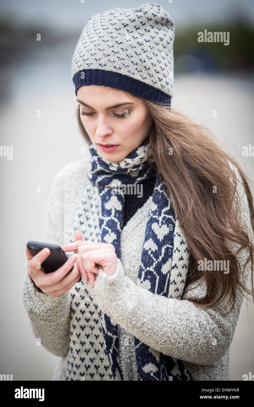 Femme à l'aide d'un Iphone®. Banque D'Images