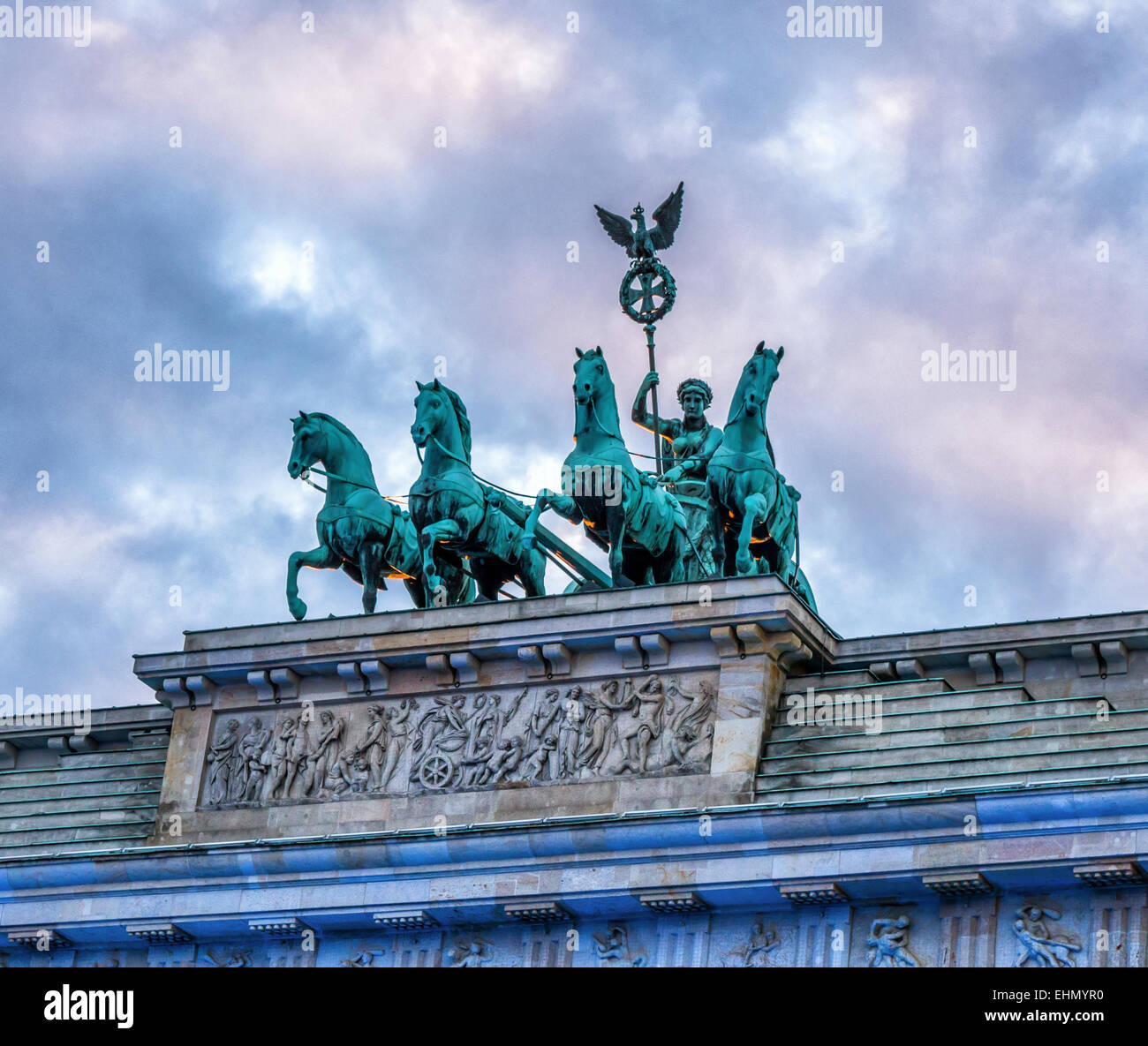 Porte de Brandebourg, Brandenburger Tor. Peace Sculpture char and Goddess est au sommet de l'arche triomphale néoclassique du XVIIIe siècle sur Pariser Platz, Mitte, Berlin Banque D'Images